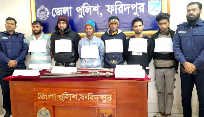 একরাতে ৩ বাড়িতে ডাকাতি, গ্রেফতার ৬